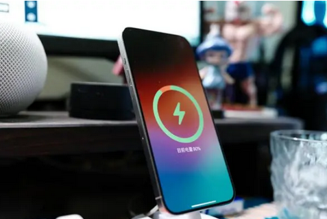 张掖苹果15换屏服务分享用什么充电器给iPhone15充电更好 